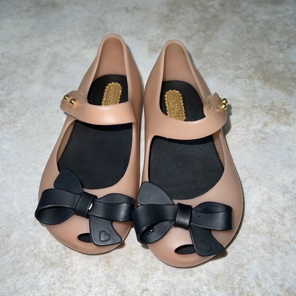 Mini Melissa toddler shoe in size 7